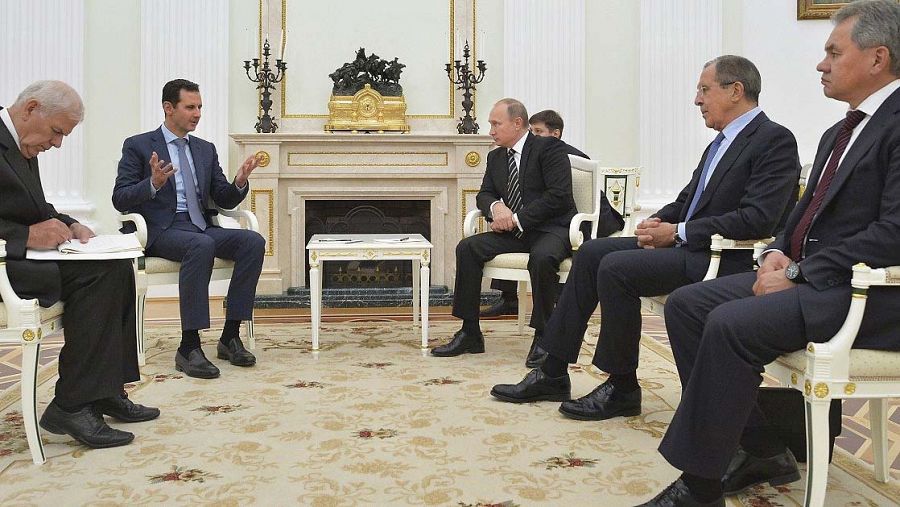 Putin y Asad junto a los ministros rusos de Exteriores, Serguei Lavrov (segundo por la derecha) y Defensa, Serguei Shoigu (derecha), durante su encuentro en Moscú el 20 de octubre de 2015. REUTERS/Alexei Druzhinin/RIA Novosti/Kremlin