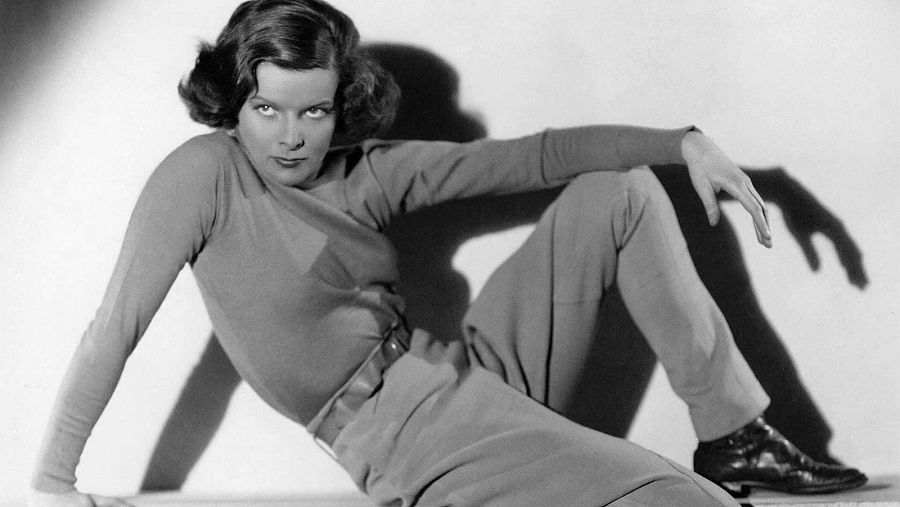 Katharine Hepburn luciendo pantalones en una época en la que aún no era frecuente entre las mujeres.