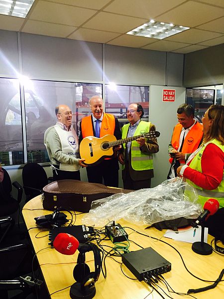 Vicente del Bosque, obsequiado con una guitarra.