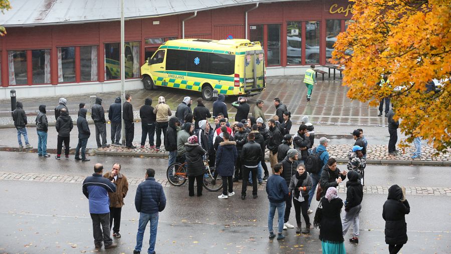 La policía sueca acordona el lugar de los ataques con arma blanca en la localidad de Trollhattan