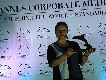 La directora Alicia de la Cruz, con el Delfín de Oro a Mejor Docudrama, en Cannes