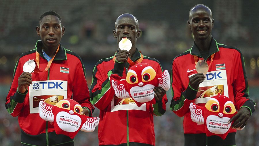 Kemboi celebra el oro junto a sus compatriotas keniatas