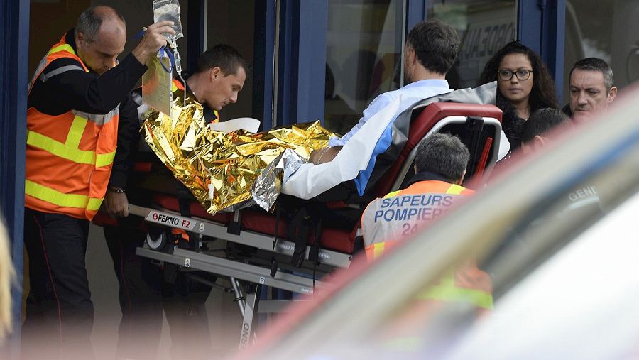 Miembros de la Policía y equipos de emergencias en Puisseguin, cerca de Libourne, en el suroeste de Francia. AFP/Mehdi Fedouach