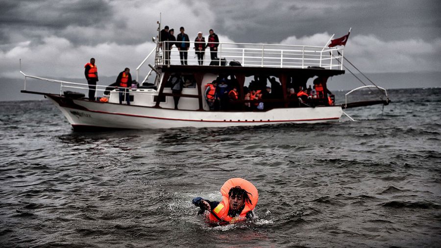 Un refugiado nada hacia la costa de Lesbos procedente de Turquía