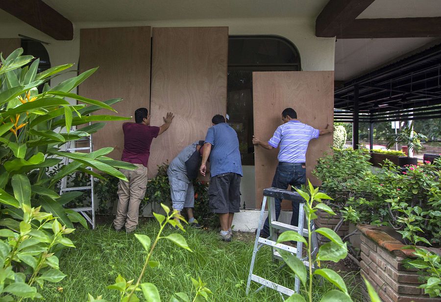Instalación de paneles protectores en Puerto Vallarta ante la llegada del huracán Patricia