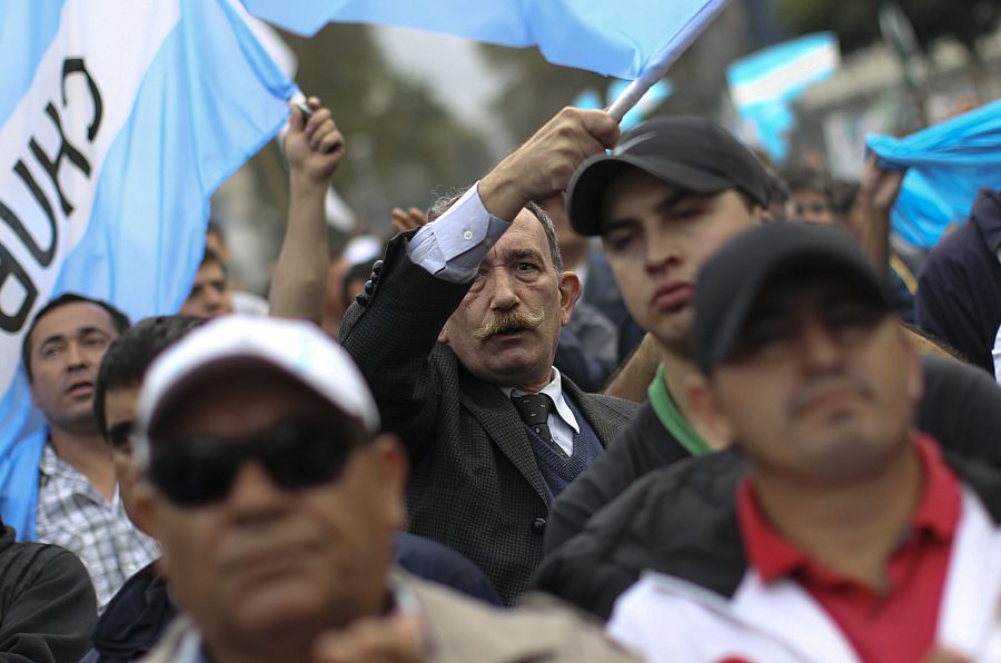 Integrantes y seguidores de los sindicatos argentinos participan en una manifestación frente a la sede del Ejecutivo argentino 