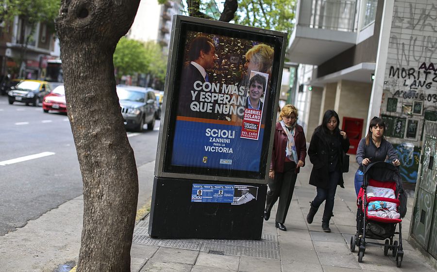 Carteles electorales en el centro de Buenos Aires