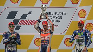 Pedrosa levanta su trofeo junto a Lorenzo (i) y Rossi (d)