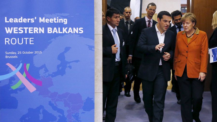 La canciller alemana, Angela Merkel, y el primer ministro griego, Alexis Tsipras, a su llegada a la reunión sobre la crisis de refugiados en Bruselas