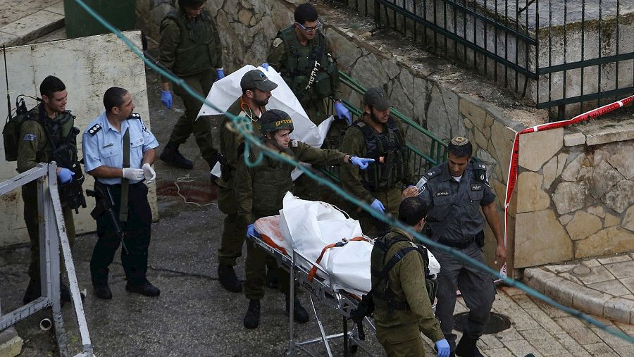 Trasladan el cuerpo de la mujer palestina muerta en Hebrón cuando supuestamente intentaba acuchillar a soldados israelíes, el 25 de octubre de 2015. REUTERS/Mussa Qawasma