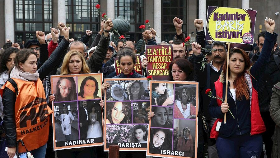 Manifestación de duelo por los muertos en el atentado de Ankara, en la misma capital turca, el 24 de octubre de 2015. AFP PHOTO/ADEM ALTAN