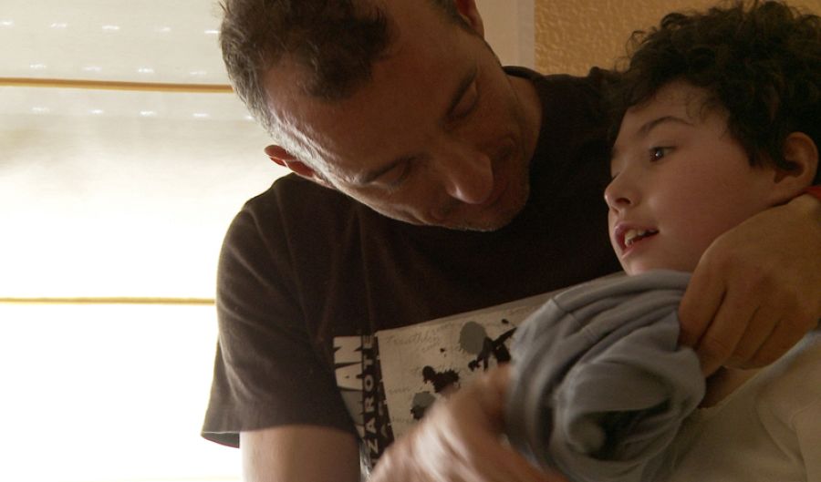 Padre e hija descansando tras una carrera