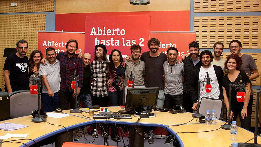 Izal, Jairo Zavala (Depedro) y todo el equipo de 'Abierto hasta las 2'
