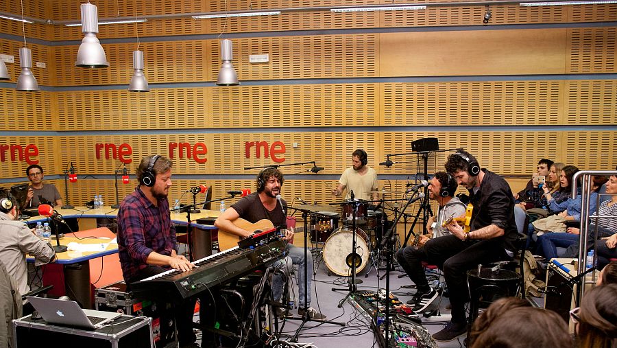 La banda, interpretando en acústico los temas de 'Copacabana'
