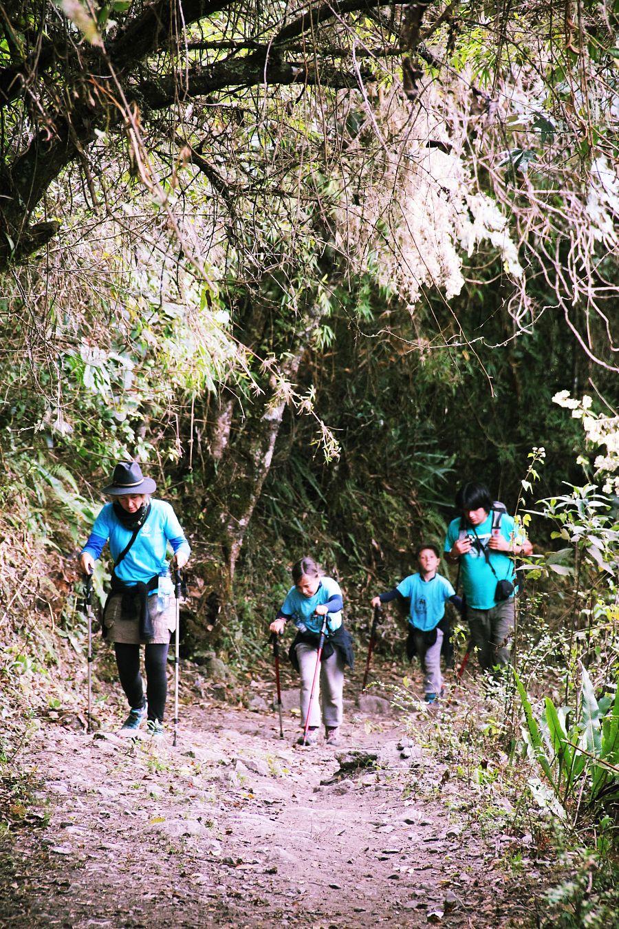 La familia subiendo a  Choquequirao