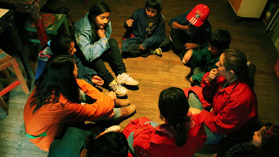 Niños voluntarios de la aldea Yanapai