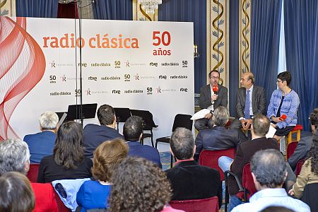 Carlos Sandúa (con el micrófono), Alfonso Nasarre y Mercedes Puente, en la presentación