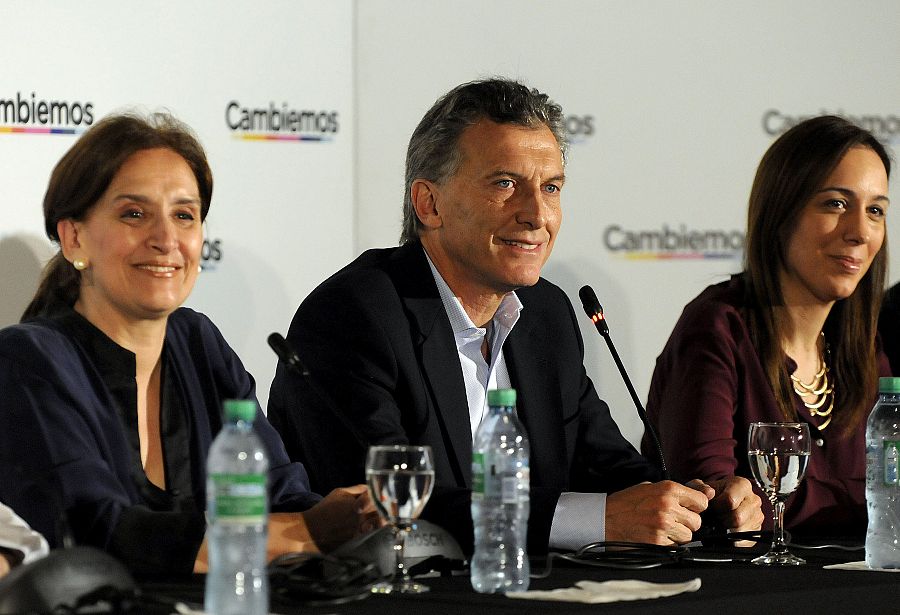 Mauricio Macri, candidato de Cambiemos, acompañado de su candidata a la vicepresidencia, Gabriela Michetti (a la izquierda), y de la gobernadora electa de Buenos Aires, María Eugenia Vidal