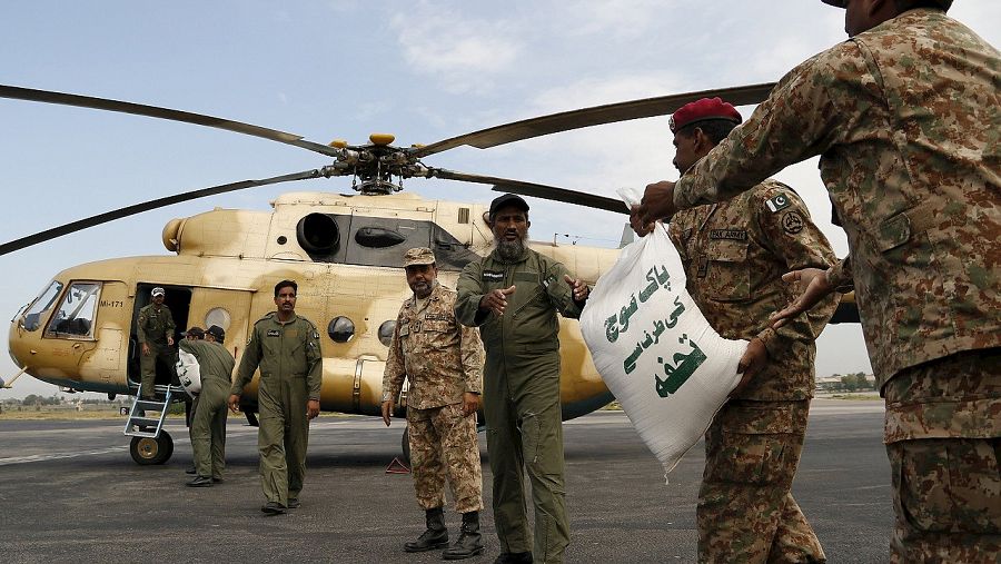 Soldados del Ejército paquistaní cargan en un helicóptero ayuda humanitaria para los afectados por el terremoto de magnitud 7,5 que golpeó la región. REUTERS/Khuram Parvez