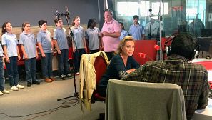 Paloma San Basilio, con Los Chicos del Coro de Saint-Marc al fondo, en un momento de la entrevista.