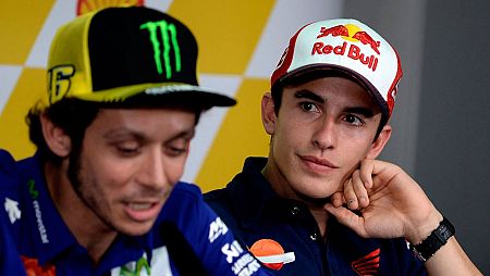 Márquez observa a Rossi durante sus declaraciones previas al GP de Malasia