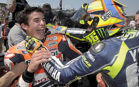 Rossi agarra a Márquez, que le había adelantado en el 'Sacacorchos' (2013)