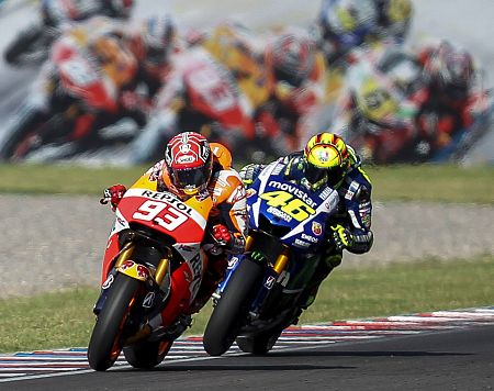 Rossi y Márquez pugnan en el GP de Argentina de 2015