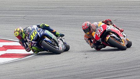 Duelo entre Rossi y Márquez en Malasia que acabaría con el catalán por los suelos