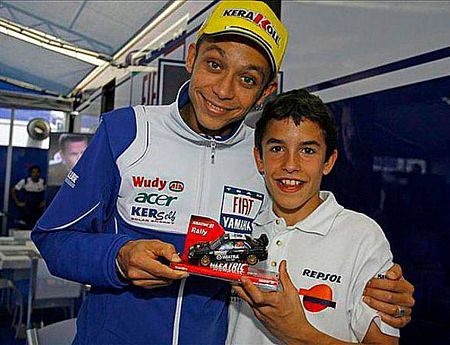 Márquez, con solo 14 años, visita a su ídolo Rossi (2008)