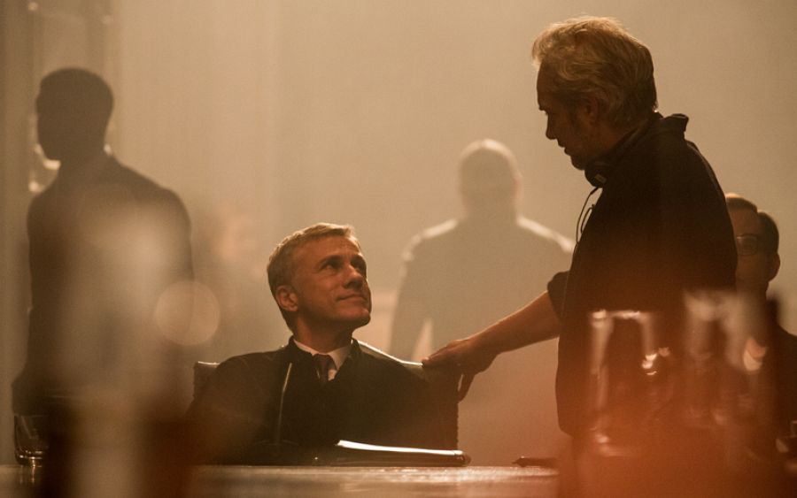 Sam Mendes dando instrucciones a Christoph Waltz en un momento del rodaje