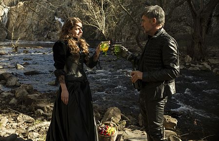 El Comisario quiere animar a la Marquesa, triste por la pérdida de su hijo