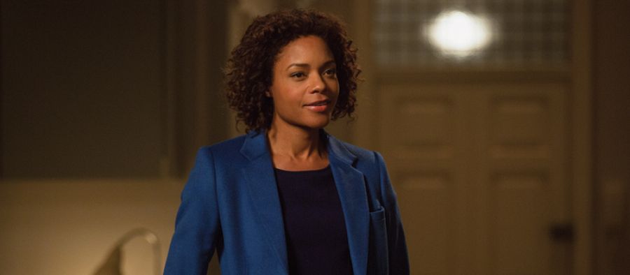 Moneypenny (Naomi Harris) es la mano derecha de Bond