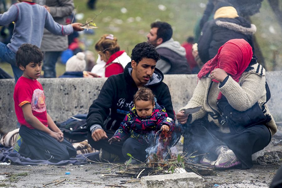 Una familia de refugiados aguarda en la frontera entre Austria y Eslovenia, en la ciudad Spielfeld