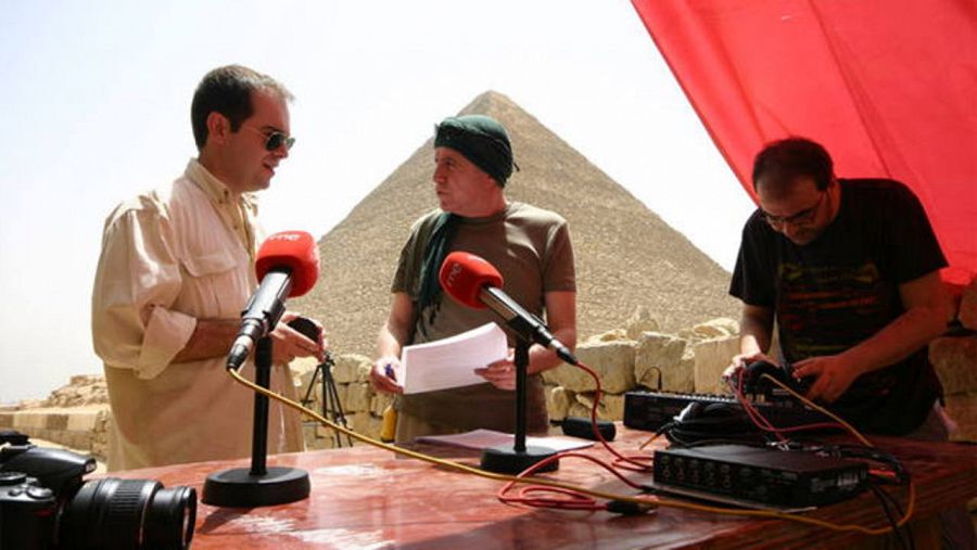 Miguel Blanco, director de 'Espacio en blanco' (Radio 1), emitiendo desde Egipto