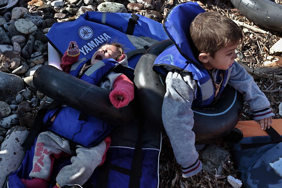 Dos niños refugiados llegan a la isla de Lesbos tras cruzar el mar Egeo desde Turquía.