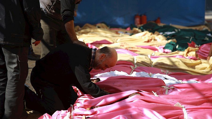 Un hombre llora a sus familares muertos en un ataque del Ejército sirio contra la ciudad de Duma, al este de Damasco, el 30 de octubre de 2015. AFP PHOTO / ABD DOUMANY