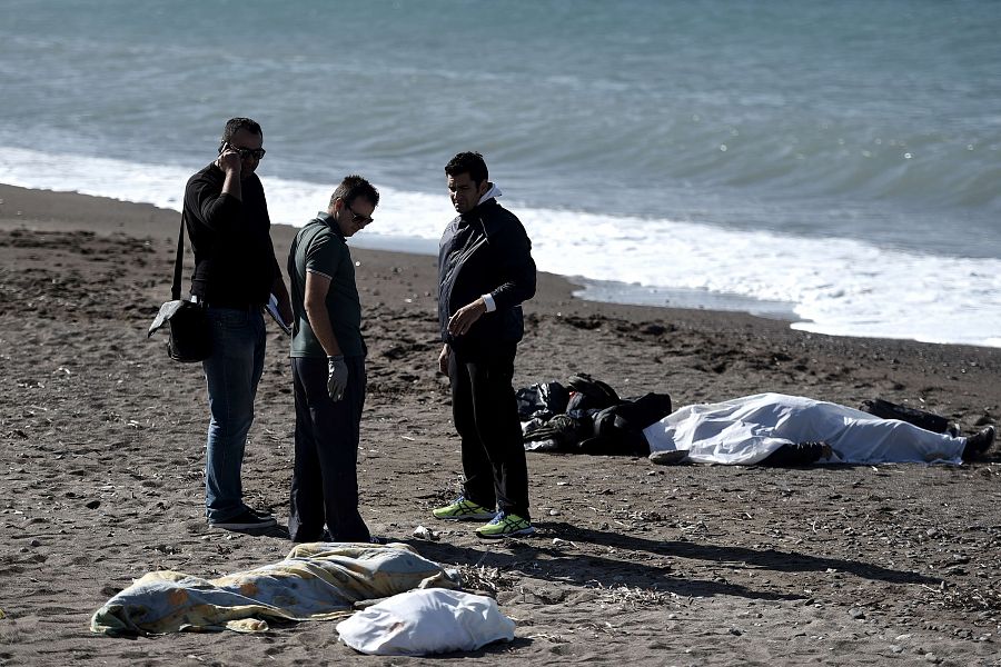 Los cadáveres de un hom,bre y un niño ahogados permanecen cubiertos en una playa de Lesbos