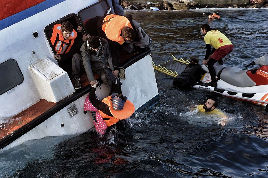 Socorristas españoles que trabajan como voluntarios en Lesbos rescatan a varios migrantes cuya embarcación se está hundiendo