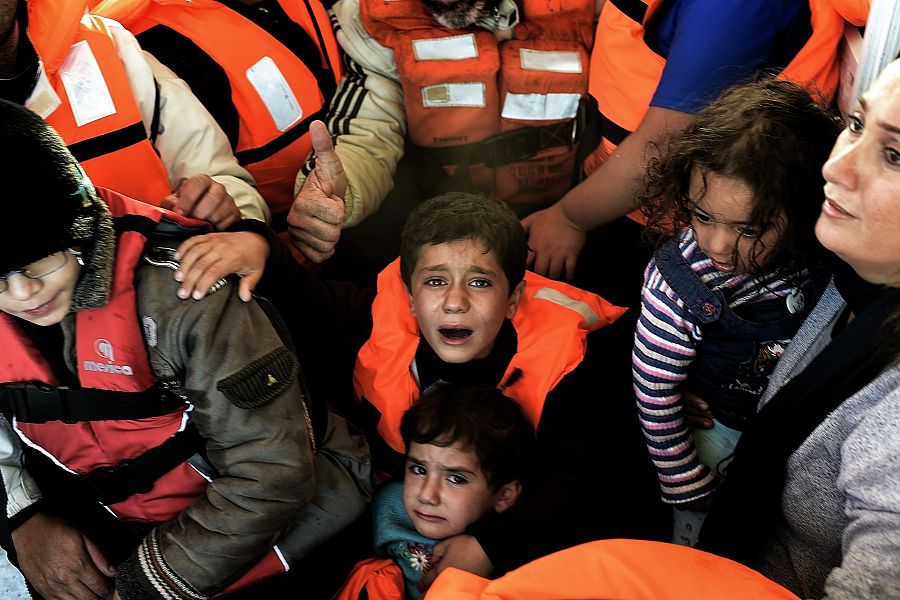 Refugiados kurdos de Siria rescatados por un barco de pescadores.