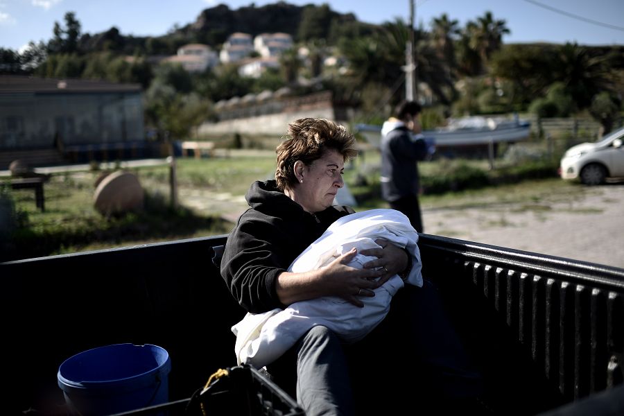 Un mujer abraza, conmocionada, el cuerpo de un bebé ahogado en Lesbos.