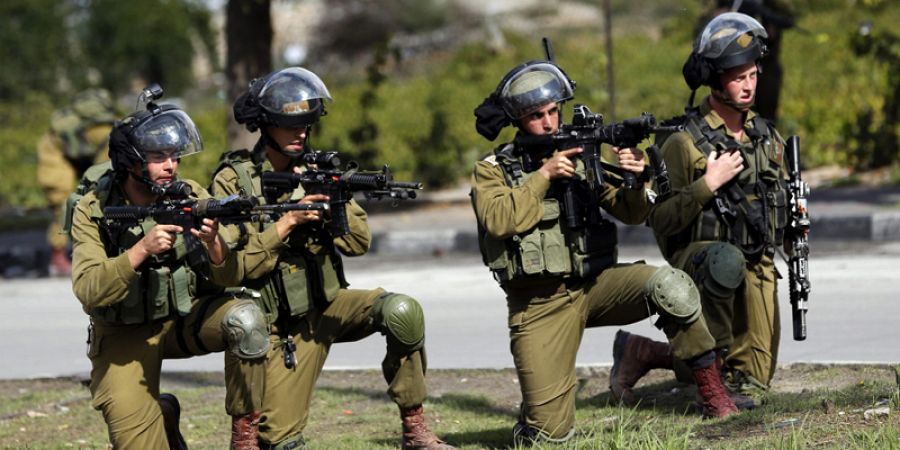 Soldados israelíes durante enfrentamientos con palestinos en la ciudad cisjordana de Hebrón