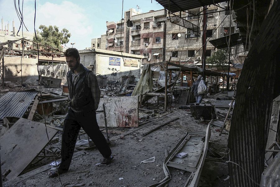 Un ciudadano revisa los destrozos en el mercado tras el bombardeo en Duma