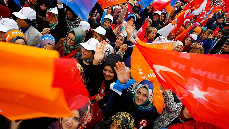 Tres mítines han puesto fin a una tensa campaña electoral en Turquía.