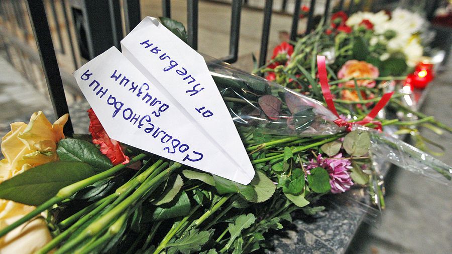 Flores y palabras de condolencia en la embajada rusa en Kiev por las víctimas