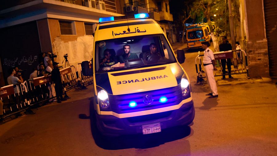 Una ambulancia egipcia traslada los cuerpos de fallecidos en el accidente de un avión ruso en la Península del Sinaí.