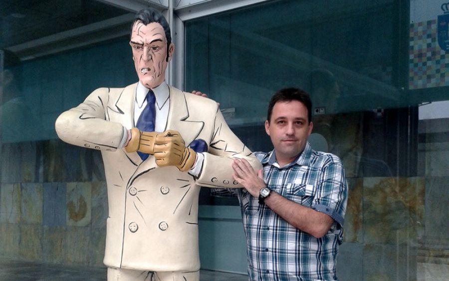 Javier Mesón junto a una figura de Torpedo