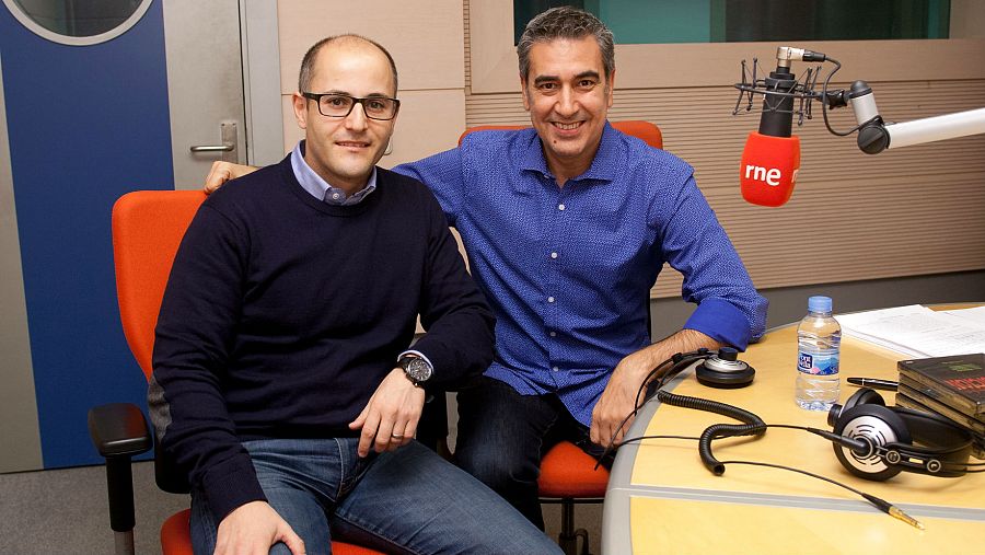 Sergio Molina, hijo del gran Paul Naschy, con Arturo Martín en los estudios de Rne
