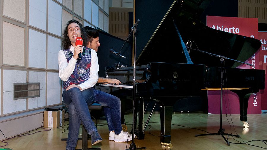 Félix (Antílopez), ejerciendo de 'tonadillera'