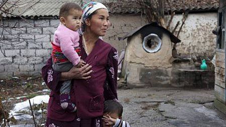 Esta madre apátrida llegó a Kirguistán de Tayikistán. Sus hijos también son apátridas por consecuencia. Sin papeles que les reconozcan una nacionalidad, ella no puede recibir la asistencia social que tanto necesita. ACNUR/A.Zhorobaev