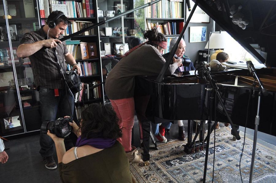 El compositor Antón García Abril, creador de melodías de televisión reconocidas por todo el público, durante la grabación del documental